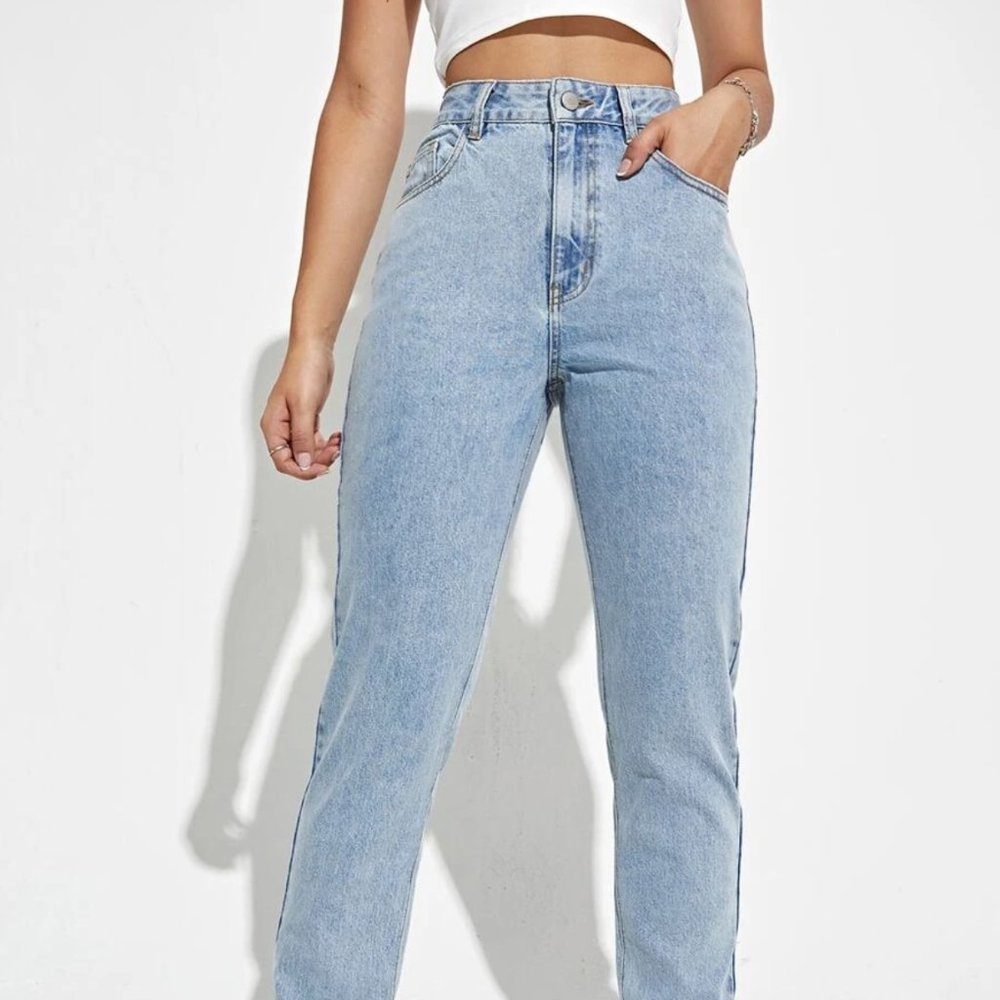 NWT High Waisted Light/Vintage Wash Mom Jeans